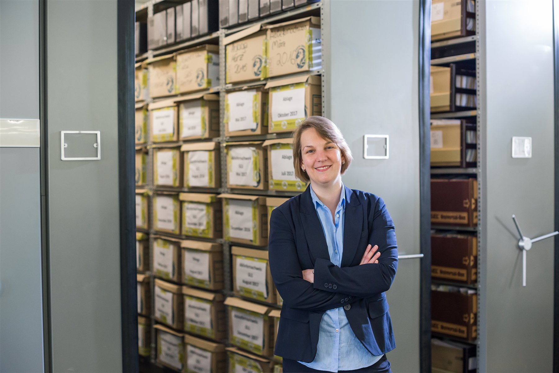 Rabea-Katharina Schindler im Aktenarchiv – Bilanzbuchhalterin (IHK) und Finanzarchitektin für den Mittelstand